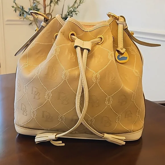 Dooney & Bourke Monogram Signature Drawstring Bucket Shoulder Bag White Leather - Picture 1 of 17
